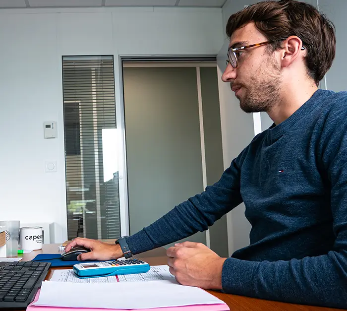 Un gestionnaire de paie sur son poste de travail.